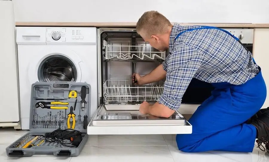 Beypazarı Termoteknik servisi teknisyen ekibi beyaz eşya tamiri yaparken